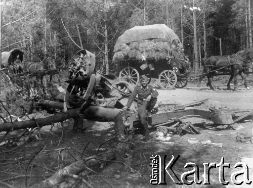Lato 1941, miejsce nieznane, Polska.
Tabory wojskowe na szosie białostockiej, niemiecki lotnik obok zniszczonego sprzętu wojskowego. 
Fot. z albumu gen. Hellmutha Bienecka, przekazał Piotr Kleeberg, zbiory Fundacji Ośrodka KARTA