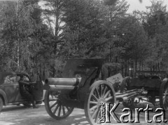 Lato 1941, miejsce nieznane, Polska.
Transport sprzętu wojskowego na szosie białostockiej. 
Fot. z albumu gen. Hellmutha Bienecka, przekazał Piotr Kleeberg, zbiory Fundacji Ośrodka KARTA