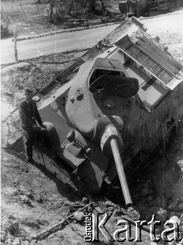 06.1941, Warszawa, Polska.
Szosa białostocka, zniszczony czołg radziecki, prawdopodobnie T-34, wczesna wersja. 
Fot. z albumu gen. Hellmutha Bienecka, przekazał Piotr Kleeberg, zbiory Fundacji Ośrodka KARTA