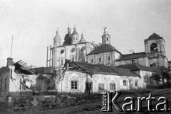 1941, Smoleńsk, ZSRR.
Sobór Zaśnięcia Najświętszej Marii Panny, na pierwszym planie zniszczony dom. 
Fot. z albumu gen. Hellmutha Bienecka, przekazał Piotr Kleeberg, zbiory Fundacji Ośrodka KARTA