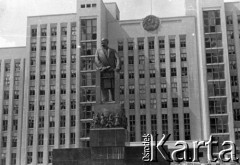 1941, Smoleńsk, ZSRR.
Pomnik Włodzimierza Lenina, na ścianie budynku w tle 