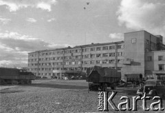 1941, Smoleńsk, ZSRR.
Ciężarówki przed Domem Sowietów. 
Fot. z albumu gen. Hellmutha Bienecka, przekazał Piotr Kleeberg, zbiory Fundacji Ośrodka KARTA