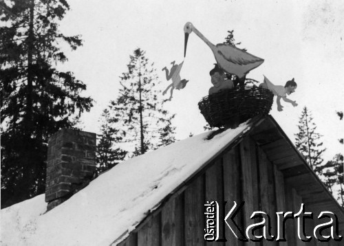 1941, Smoleńsk, ZSRR.
Kwatery lotników niemieckich w lasach koło Smoleńska, rzeźba na dachu. 
Fot. z albumu gen. Hellmutha Bienecka, przekazał Piotr Kleeberg, zbiory Fundacji Ośrodka KARTA