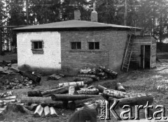 1941, Smoleńsk, ZSRR.
Kwatery lotników niemieckich w lasach koło Smoleńska, łaźnia. 
Fot. z albumu gen. Hellmutha Bienecka, przekazał Piotr Kleeberg, zbiory Fundacji Ośrodka KARTA