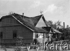 1941, Smoleńsk, ZSRR.
Kwatery lotników niemieckich w lasach koło Smoleńska, na dachu domu swastyka.
Fot. z albumu gen. Hellmutha Bienecka, przekazał Piotr Kleeberg, zbiory Fundacji Ośrodka KARTA