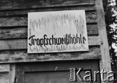 1941, Smoleńsk, ZSRR.
Kwatery lotników niemieckich w lasach koło Smoleńska, łaźnia. 
Fot. z albumu gen. Hellmutha Bienecka, przekazał Piotr Kleeberg, zbiory Fundacji Ośrodka KARTA