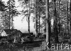 1941, Smoleńsk, ZSRR.
Kwatery lotników niemieckich w lasach koło Smoleńska. 
Fot. z albumu gen. Hellmutha Bienecka, przekazał Piotr Kleeberg, zbiory Fundacji Ośrodka KARTA
