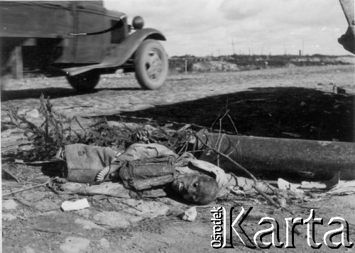 1941, Smoleńsk, ZSRR.
Zwłoki przy drodze, podpis na odwrocie : 