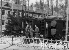 1941, Smoleńsk, ZSRR.
Kwatery lotników niemieckich w lasach koło Smoleńska, samochody sztabowe używane w polu. 
Fot. z albumu gen. Hellmutha Bienecka, przekazał Piotr Kleeberg, zbiory Fundacji Ośrodka KARTA