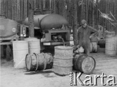 1941, Smoleńsk, ZSRR.
1941, Smoleńsk, ZSRR
Kwatery lotników niemieckich w lasach koło Smoleńska, cysterny z paliwem. 
Fot. z albumu gen. Hellmutha Bienecka, przekazał Piotr Kleeberg, zbiory Fundacji Ośrodka KARTA
