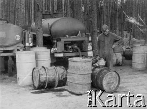 1941, Smoleńsk, ZSRR.
1941, Smoleńsk, ZSRR
Kwatery lotników niemieckich w lasach koło Smoleńska, cysterny z paliwem. 
Fot. z albumu gen. Hellmutha Bienecka, przekazał Piotr Kleeberg, zbiory Fundacji Ośrodka KARTA