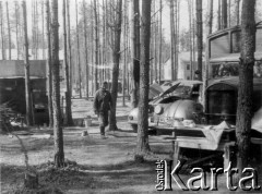 1941, Smoleńsk, ZSRR.
Kwatery lotników niemieckich w lasach koło Smoleńska, warsztat samochodowy. 
Fot. z albumu gen. Hellmutha Bienecka, przekazał Piotr Kleeberg, zbiory Fundacji Ośrodka KARTA
