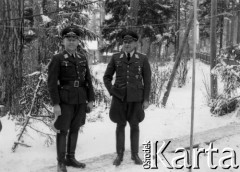 12.1941, Smoleńsk, ZSRR.
Kwatery lotników niemieckich w lasach koło Smoleńska, dwaj oficerowie Luftwaffe, z prawej prawdopodobnie gen. Hellmuth Bieneck. 
Fot. z albumu gen. Hellmutha Bienecka, przekazał Piotr Kleeberg, zbiory Fundacji Ośrodka KARTA
