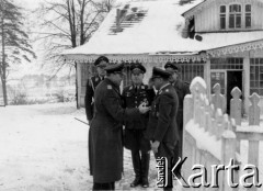 1941, Smoleńsk, ZSRR.
Kwatery lotników niemieckich w lasach koło Smoleńska, grupa oficerów, z prawej prawdopodobnie stoi gen. Hellmuth Bieneck. 
Fot. z albumu gen. Hellmutha Bienecka, przekazał Piotr Kleeberg, zbiory Fundacji Ośrodka KARTA