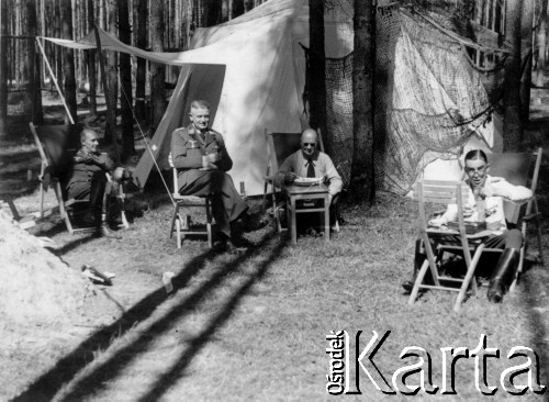 1941, Smoleńsk, ZSRR.
Kwatery lotników niemieckich w lasach koło Smoleńska, oficerowie. 
Fot. z albumu gen. Hellmutha Bienecka, przekazał Piotr Kleeberg, zbiory Fundacji Ośrodka KARTA