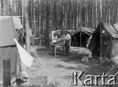 1941, Smoleńsk, ZSRR.
Kwatery lotników niemieckich w lasach koło Smoleńska, namioty. 
Fot. z albumu gen. Hellmutha Bienecka, przekazał Piotr Kleeberg, zbiory Fundacji Ośrodka KARTA