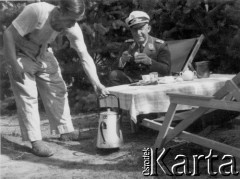 1941, Smoleńsk, ZSRR.
Kwatery lotników niemieckich w lasach koło Smoleńska, oficer z adiutantem, śniadanie. 
Fot. z albumu gen. Hellmutha Bienecka, przekazał Piotr Kleeberg, zbiory Fundacji Ośrodka KARTA