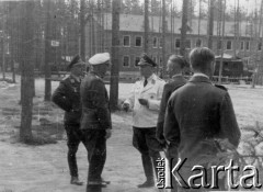 1941, Smoleńsk, ZSRR.
Kwatery lotników niemieckich w lasach koło Smoleńska, grupa oficerów, w białym mundurze generał lotnictwa. 
Fot. z albumu gen. Hellmutha Bienecka, przekazał Piotr Kleeberg, zbiory Fundacji Ośrodka KARTA