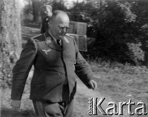 1941, Smoleńsk, ZSRR.
Kwatery lotników niemieckich w lasach koło Smoleńska, oficer lotnictwa. 
Fot. z albumu gen. Hellmutha Bienecka, przekazał Piotr Kleeberg, zbiory Fundacji Ośrodka KARTA