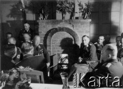 7.11.1941, Smoleńsk, ZSRR.
Kwatery lotników niemieckich w lasach koło Smoleńska, pożegnanie szefa sztabu pułkownika Kurta Kleinratha, przy kominku z prawej siedzi prawdopodobnie gen. Hellmuth Bieneck. 
Fot. z albumu gen. Hellmutha Bienecka, przekazał Piotr Kleeberg, zbiory Fundacji Ośrodka KARTA
