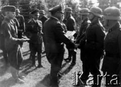 1941, Smoleńsk, ZSRR.
Kwatery lotników niemieckich w lasach koło Smoleńska, gen. Hellmuth Bieneck (prawdopodobnie) wręcza odznaczenia żołnierzom. 
Fot. z albumu gen. Hellmutha Bienecka, przekazał Piotr Kleeberg, zbiory Fundacji Ośrodka KARTA
