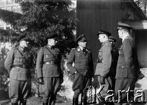 1941, Smoleńsk, ZSRR.
Kwatery lotników niemieckich w lasach koło Smoleńska, wizyta oficerów lotnictwa fińskiego, w środku stoi gen. Hellmuth Bieneck [prawdopodobnie]. 
Fot. z albumu gen. Hellmutha Bienecka, przekazał Piotr Kleeberg, zbiory Fundacji Ośrodka KARTA