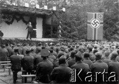 1941, Smoleńsk, ZSRR.
Kwatery lotników niemieckich w lasach koło Smoleńska, występy frontowego teatru. 
Fot. z albumu gen. Hellmutha Bienecka, przekazał Piotr Kleeberg, zbiory Fundacji Ośrodka KARTA