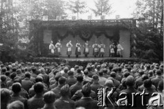 1941, Smoleńsk, ZSRR.
Kwatery lotników niemieckich w lasach koło Smoleńska, występ zespołu folklorystycznego, nad sceną napis: 