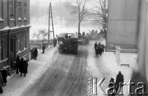 13.12.1981, Zbąszyń, Polska.
Wprowadzenie stanu wojennego - przejazd kolumny wojsk z garnizonu w Sulechowie ulicą Świerczewskiego (obecnie Senatorska). Zdjęcie wykonane w godzinach przedpołudniowych z okna mieszkania prywatnego autora.
Fot. Jacek Żołnierkiewicz, zbiory Ośrodka KARTA
