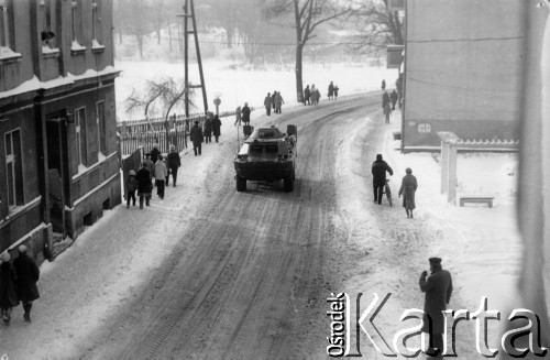 13.12.1981, Zbąszyń, Polska.
Wprowadzenie stanu wojennego - przejazd kolumny wojsk z garnizonu w Sulechowie ulicą Świerczewskiego (obecnie Senatorska). Zdjęcie wykonane w godzinach przedpołudniowych z okna mieszkania prywatnego autora.
Fot. Jacek Żołnierkiewicz, zbiory Ośrodka KARTA
