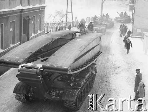 13.12.1981, Zbąszyń, Polska.
Wprowadzenie stanu wojennego - przejazd kolumny wojsk z garnizonu w Sulechowie ulicą Świerczewskiego (obecnie Senatorska). Zdjęcie wykonane w godzinach przedpołudniowych z okna mieszkania prywatnego autora.
Fot. Jacek Żołnierkiewicz, zbiory Ośrodka KARTA
