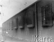 Kwiecień-maj 1982, Gębarzewo, Polska.
Stan wojenny - okna cel nr 8, 9 i 10, służących jako karcery w ośrodku internowania.
Fot. Jarosław Gruszkowski, zbiory Ośrodka KARTA, udostępnił Julian Zydorek.

