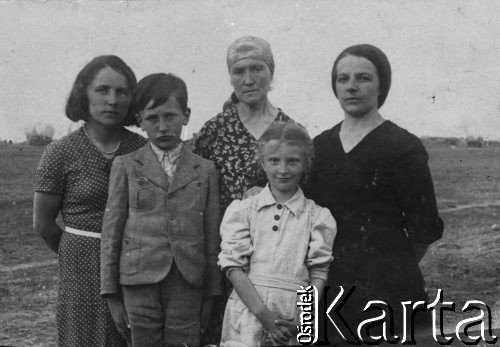 1942, Mołotowskij sowchoz, Kazachska SRR, ZSRR.
W Bajgarze mołotowskiego sowchozu. Od lewej stoją: Zofia Wandurska, Andrzej Wandurski, Janina Kaczorowska, Ewa Najwer, Aniela Najwer. Na horyzoncie widoczne zbiorniki sowchozowej nieftiebazy. Zdjęcie wykonane wiosną 1942 roku.
Fot. NN, zbiory Ośrodka KARTA, udostępnił Andrzej Wandurski