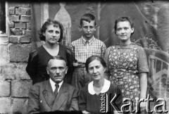 1944, Rakitianka k. Miednogorska, Czkałowska obł., ZSRR.
Siedzą od lewej: Edward Tarczyński, Olga Tarczyńska. Stoją: Zofia Wandurska z synem Andrzejem i Zofia Tarczyńska.
Fot. NN, zbiory Ośrodka KARTA, udostępnił Andrzej Wandurski