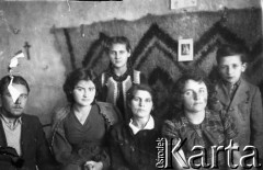 1941, Mołotowskij sowchoz, Kazachska SRR, ZSRR.
Izba Piętnickich i Wandurskich w baraku 13. Od lewej: Edward Kulczycki, Musia Piętnicka, Lusia Piętnicka, Paulina Piętnicka, Zofia Wandurska (z odmrożonym policzkiem), Andrzej Wandurski. Na oszronionej ścianie huculski 