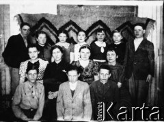 1945, Rakitianka k. Miednogorska, Czkałowska obł., ZSRR.
Klasa IV polskiej szkoły. Klęczą: Władek Orzech, Janek Jata, Jędrek Wandurski (dochodzący na lekcje polskiego). Siedzą nauczycielki: Zofia Tarczyńska, Olga Tarczyńska, Misiarzowa (kierowniczka), Zofia Wandurska. Stoją: Rysiek Kulczycki, NN, NN, Irka Kulczycka, Zbylutówna, NN (prawdopodobnie Podhajska) i Rysiek Buluk. Zdjęcie wykonane zimą 1945 roku.
Fot. NN, zbiory Ośrodka KARTA, udostępnił Andrzej Wandurski