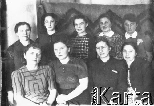 1945, Rakitianka k. Miednogorska, Czkałowska obł., ZSRR.
Nauczyciele i personel internatu polskiej szkoły. Siedzą: Zofia Wandurska (nauczycielka), Misiarz (kierowniczka szkoły), Olga Tarczyńska (nauczycielka), Wiktoria Kulczycka (intendentka). Stoją: Eleonora Zbylut (kucharka), NN (wychowawczyni; Żydówka), Zofia Tarczyńska (nauczycielka), NN (kucharka), Regina (nazwisko nieznane, wychowawczyni; Żydówka). Zdjęcie wykonane zimą 1945 roku.
Fot. NN, zbiory Ośrodka KARTA, udostępnił Andrzej Wandurski