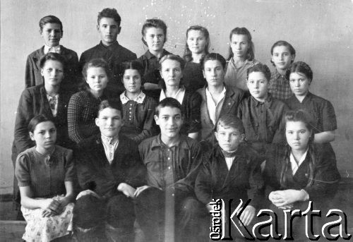 1947, Rakitianka k. Miednogorska, Czkałowska obł., ZSRR.
Klasa VII rosyjskiej szkoły. Pierwszy rząd od lewej: NN (Tatarka), Wit'ka Sigajew, Wit'ka Kotow, Tolka Kulikow, NN. Powyżej w środku Olga Oskarowna Mernberg (wychowawczyni, nauczycielka języka niemieckiego, Baltendojczka). Obok niej Zoja Denisowa (najlepsza uczennica w klasie) i Garik Mernberg (syn wychowawczyni). Nazwiska pozostałych nieznane. Fotografia przysłana Andrzejowi Wandurskiemu do Polski przez kolegów z dawnej klasy.
Fot. NN, zbiory Ośrodka KARTA, udostępnił Andrzej Wandurski