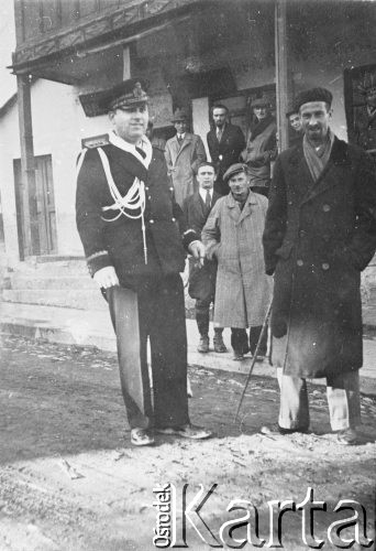 03.1940, Obruele Kozi, Rumunia.
Żołnierz rumuński i kilku cywili na ulicy miasteczka.
Fot. NN, zbiory Ośrodka KARTA, udostępnił Ryszard Lubicz-Wojciechowski.