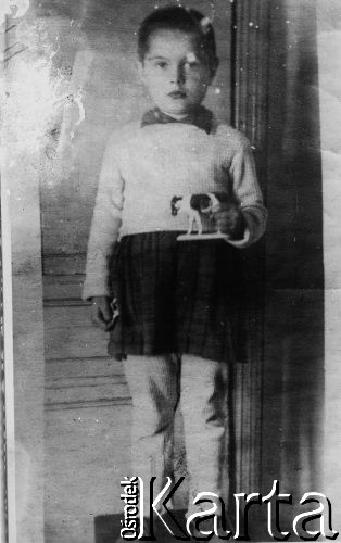 Ok. 1946, Szwarycha, Gorkowska obł., ZSRR.
Halina Tekień w ostatnim dniu pobytu w Polskim Domu Dziecka w Szwarysze. Tego dnia została zabrana przez przybraną matkę-Rosjankę.
Fot. NN, zbiory Ośrodka KARTA, udostępniła Józefa Tekień