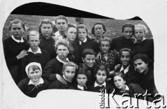 2.04.1946, Chanaka, Tadżycka SRR, ZSRR.
Grupa starsza dziewcząt z Polskiego Domu Dziecka w Chanace, z wychowawczynią Ireną Mańkowską. Trzecia od prawej w dolnym rzędzie Jadwiga Antoniak; w środkowym rzędzie: Eulalia Hubert (obecnie Olsiewicz), Stefania Smerczańska, Minda Miler, Irena Mańkowska, Rywa Traduńska, Lena Mocarska; w górnym rzędzie: Czesława Kozieracka, Julia Hubert, NN (wychowawczyni), Maria Antoniak, Edka Miler, Wala Folwarko, NN, NN.
Fot. NN, zbiory Ośrodka KARTA, udostępniła Eulalia Olsiewicz
