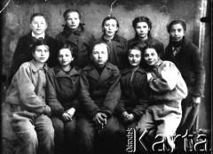 Styczeń 1945, Chanaka, Tadżycka SRR, ZSRR.
Grupa wychowanków Polskiego Domu Dziecka w Chanace. Z prawej w dolnym rzędzie: Eulalia Hubert (obecnie Olsiewicz), NN, Czesław Ostrowski, Minda Miler, Julia Hubert; górny rząd: Bolesław Mocarski, Czesława Kozeracka, Edka Miler, Maria Antoniak, Stefania Smerczańska.
Fot. NN, zbiory Ośrodka KARTA, udostępniła Eulalia Olsiewicz