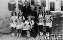 20.05.1945, Craiova, Rumunia.
Dzieci ze szkoły podstawowej w Craiovej podczas uroczystości I Komunii Św. Z tyłu: pan Gajer, dyrektor szkoły, obok ksiądz Jan Humpola. Druga od prawej stoi Teresa Janiszewska (wtedy Stasiak).
Fot. NN, zbiory Ośrodka KARTA, udostępniła Teresa Janiszewska.