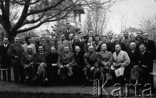 lata 40-te, Craiova, Rumunia.
Klub Dyskusyjny przy Domu Polskim. Na górze Jan Stasiak; czwarty od lewej z tyłu Wroński, trzeci od lewej z tyłu mecenas Limanowski, pośrodku w pierwszym rzędzie Antoni Robaczewski - prowadzący spotkanie.
Fot. NN, zbiory Ośrodka KARTA, udostępniła Teresa Janiszewska.