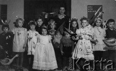 23.03.1941, Craiova, Rumunia.
Przedstawienie przygotowane przez dzieci w polskim przedszkolu w Craiovej. Od prawej: NN, NN, Teresa Janiszewska (Stasiak), Zula Brun, 