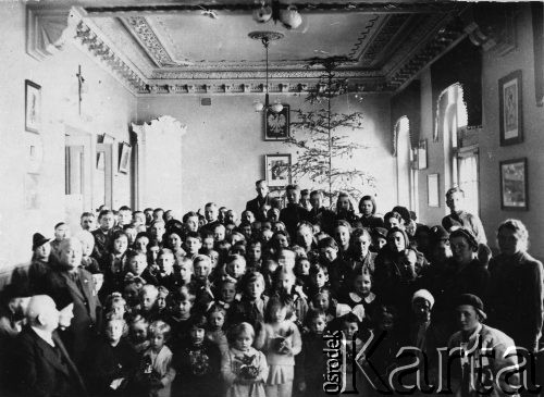 02.02.1940, Ploesti, Rumunia.
Uchodźcy polscy z 1939 roku w Domu Polskim podczas imprezy choinkowej dla dzieci. W rękach dzieci paczki - prezenty gwiazdkowe rozdawane przez Dom Polski.
Fot. NN, zbiory Ośrodka KARTA, udostępniła Teresa Janiszewska.