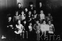 13.09.1939, Ploesti, Rumunia.
Dzieci uchodźców polskich z 1939 roku w polskim przedszkolu w Craiovej. Na dole od lewej: NN, Zula Brun, Teresa Wrońska, Witold (nazwisko nieznane), Krzysztof Brun, Elżbieta Kasprzykowska, Nowicka (imię nieznane).
Fot. NN, zbiory Ośrodka KARTA, udostępniła Teresa Janiszewska.
