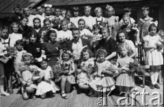 27.06.1943, Craiova, Rumunia.
Dyrektor polskiej szkoły powszechnej w Craiovej pan Gajer (siedzi w środku), w dniu swych imienin, w otoczeniu uczniów szkoły. Na dole od prawej uczennice I klasy: Teresa Janiszewska, Marta Ostern, Edyta Zając, Elżbieta Kasprzykowska, Halina (nazwisko nieznane), Katarzyna Krzyżanowska. W rzędzie drugim od dołu, od lewej: NN, pani Weiss, Maria Brun, dyrektor Gajer, pani Gołębiowska, NN. Piąta od lewej w drugim rzędzie od góry: Romanowska.
Fot. NN, zbiory Ośrodka KARTA, udostępniła Teresa Janiszewska.