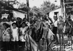 27. 06.1943, Craiova, Rumunia.
Uczennice I klasy polskiej szkoły w dniu imienin dyrektora Gajera, który składa podziękowania Teresie Janiszewskiej. 
Fot. NN, zbiory Ośrodka KARTA, udostępniła Teresa Janiszewska.