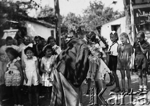 27. 06.1943, Craiova, Rumunia.
Uczennice I klasy polskiej szkoły w dniu imienin dyrektora Gajera, który składa podziękowania Teresie Janiszewskiej. 
Fot. NN, zbiory Ośrodka KARTA, udostępniła Teresa Janiszewska.